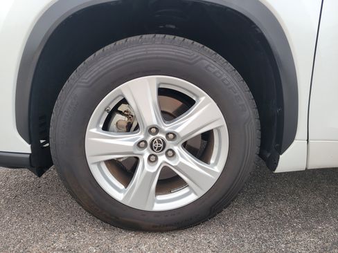 Used 2022 Toyota Highlander LE FWD image 9