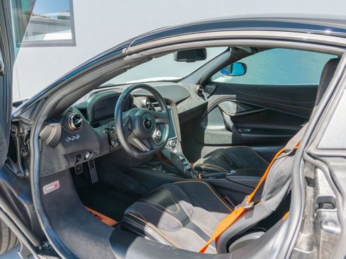 Used 2021 McLaren 720S Spider image 15