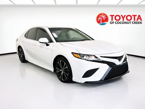 Used 2020 Toyota Camry SE FWD image 1