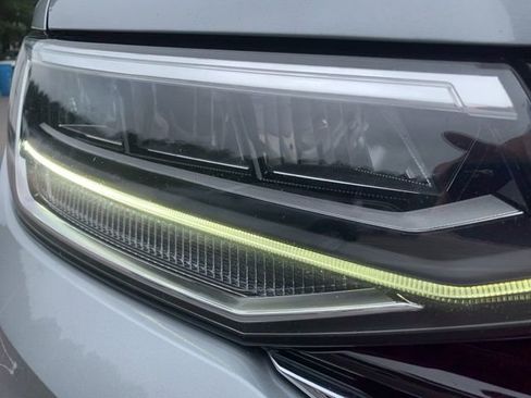 Used 2022 Volkswagen Tiguan SE R-Line image 11