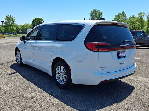 Used 2023 Chrysler Pacifica Touring-L FWD image 8