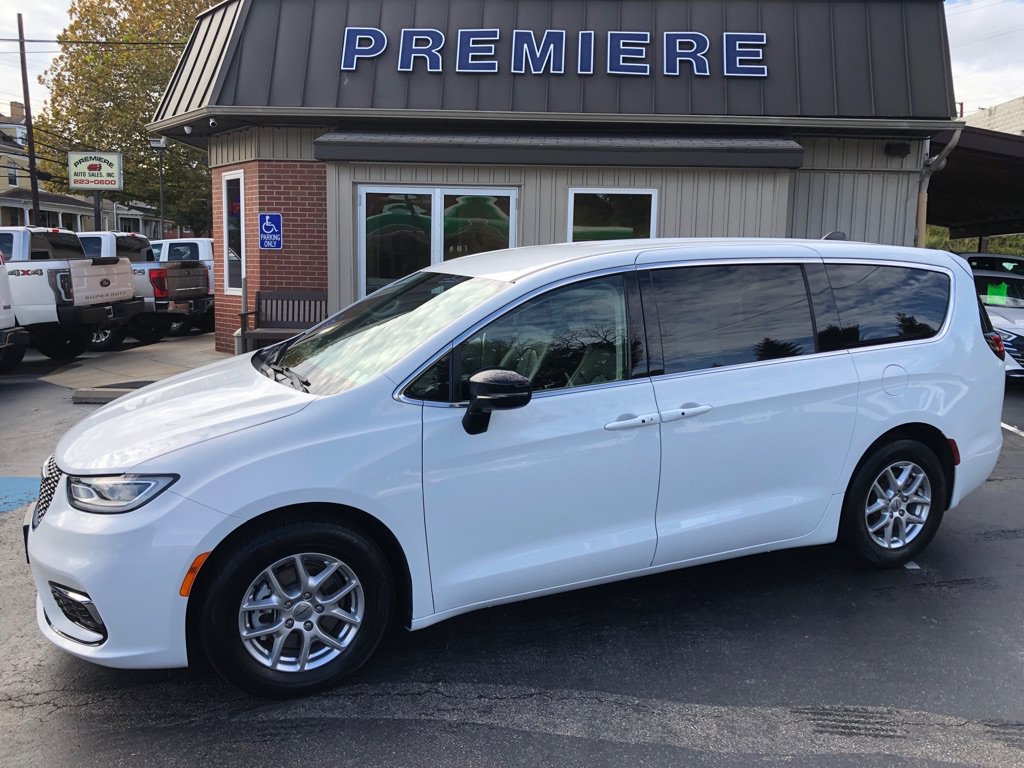 Used 2024 Chrysler Pacifica Touring-L FWD image 2