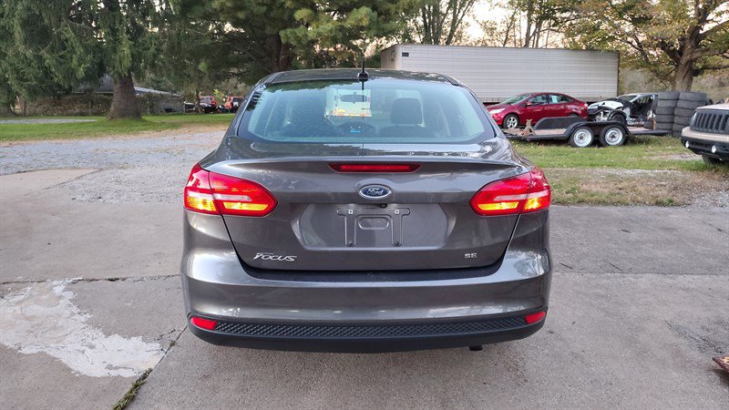 Used 2018 Ford Focus SE FWD image 3