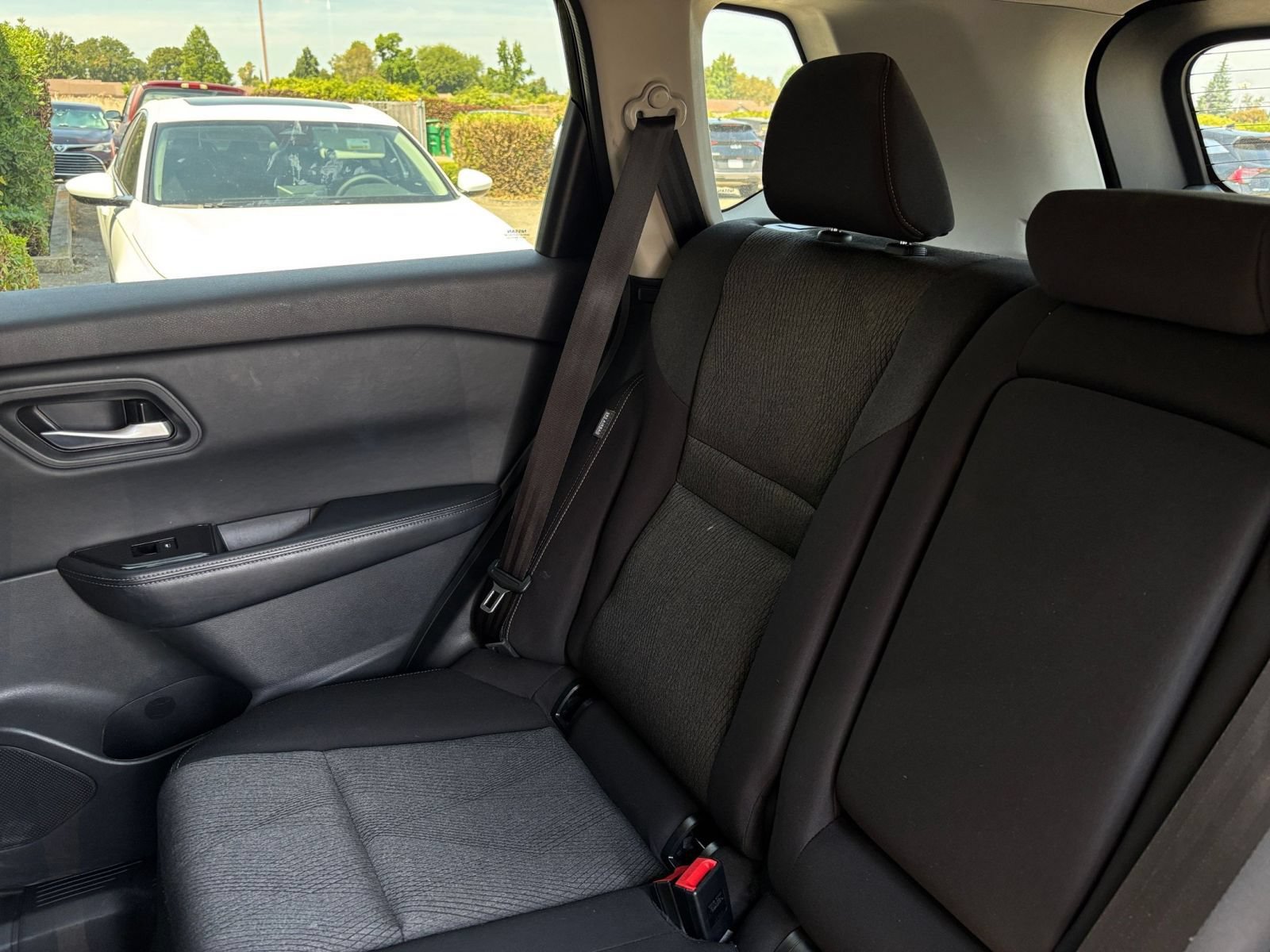 Used 2025 Nissan Rogue SV FWD image 40