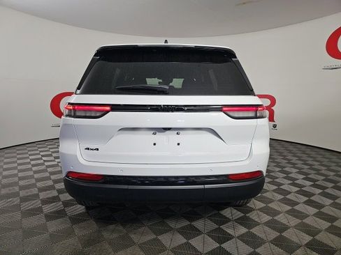 New 2025 Jeep Grand Cherokee Altitude image 6