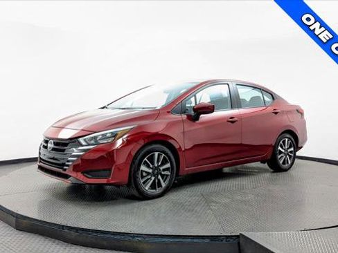 Used 2025 Nissan Versa SV image 2