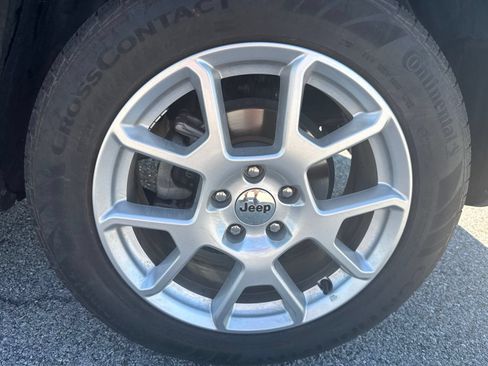 Used 2023 Jeep Renegade Latitude w/ Premium Group AWD/4WD image 9