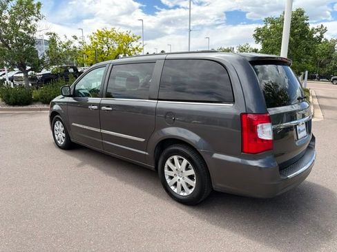 Used 2016 Chrysler Town & Country Touring w/ Driver Convenience Group FWD image 4