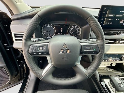 New 2025 Mitsubishi Outlander SE image 11