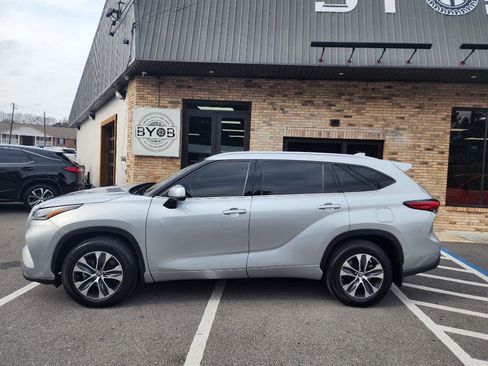 Used 2021 Toyota Highlander XLE image 2
