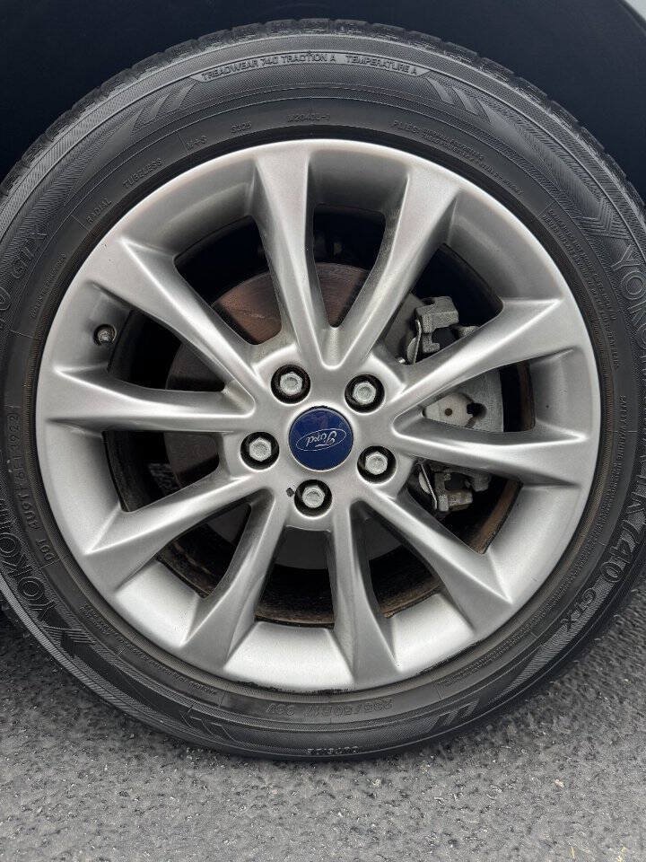 Used 2017 Ford Fusion SE w/ Fusion SE Technology Package FWD image 10