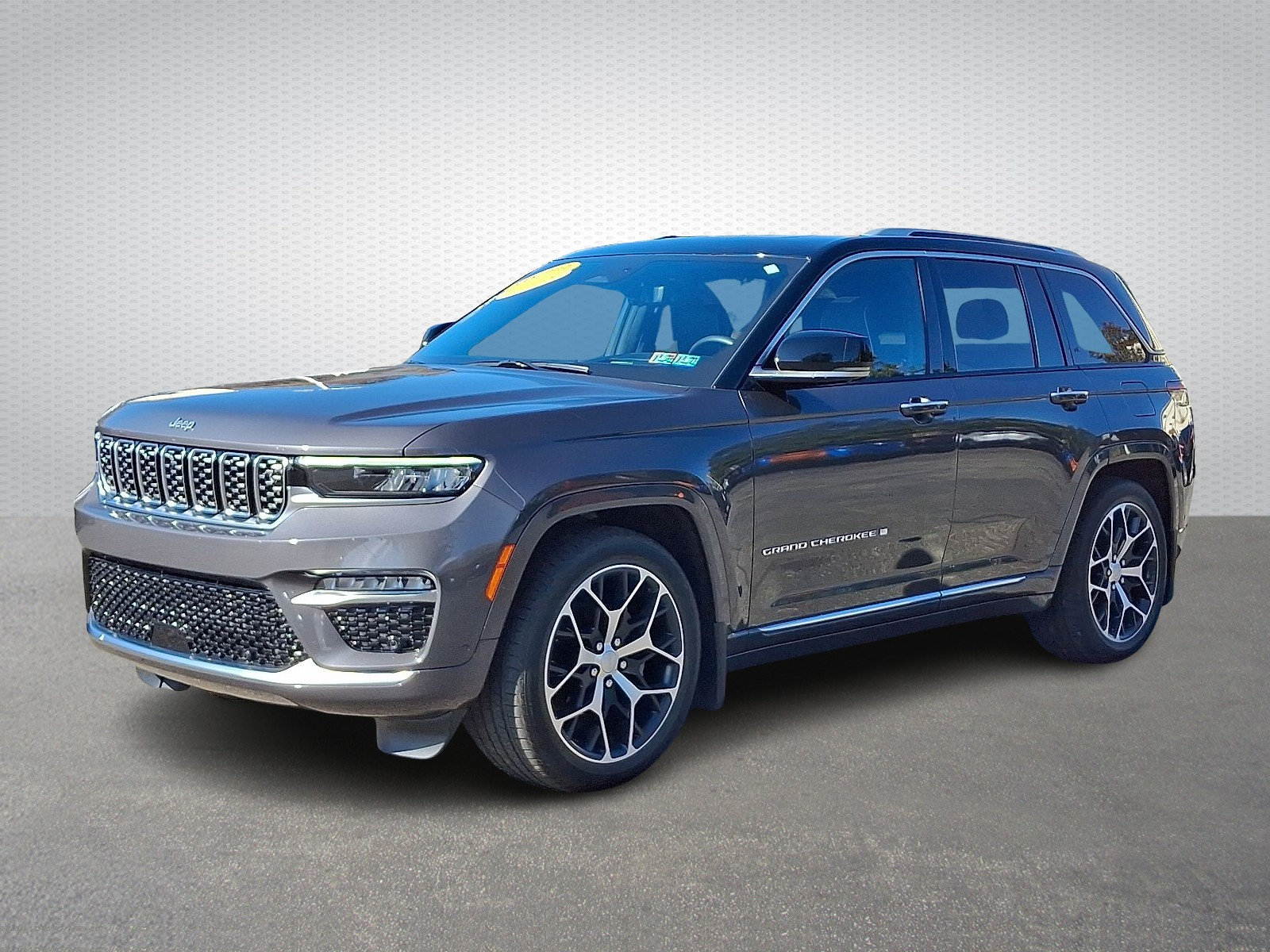 Used 2023 Jeep Grand Cherokee Summit AWD/4WD image 3