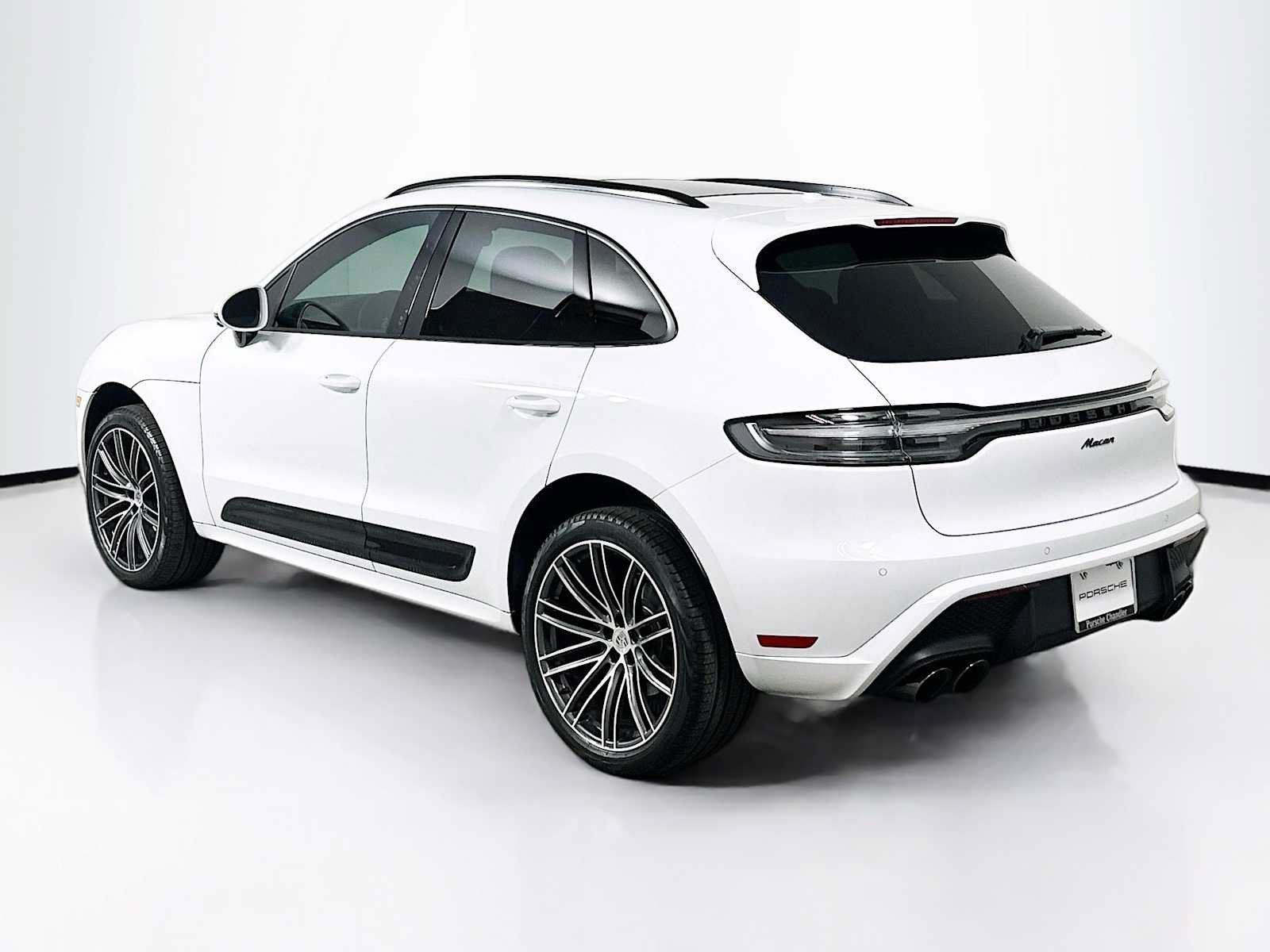 Certified 2025 Porsche Macan AWD/4WD image 3
