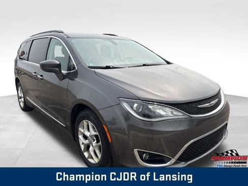 Used 2017 Chrysler Pacifica Touring-L w/ Tire & Wheel Group FWD image 10