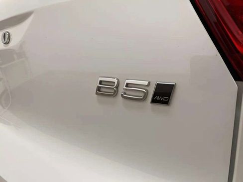 Used 2025 Volvo XC40 B5 Plus image 9