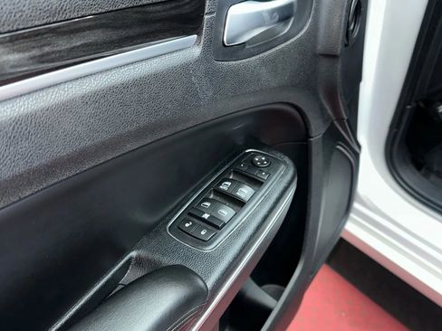 Used 2016 Chrysler 300 Limited image 10