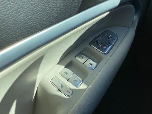 Used 2025 Genesis G70 2.5T image 26