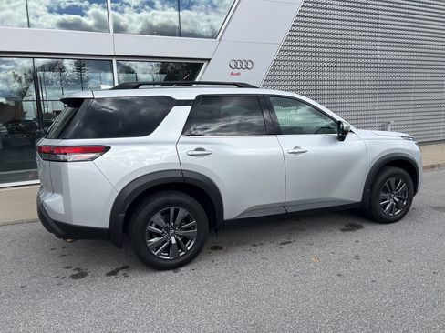 Used 2022 Nissan Pathfinder SV image 19