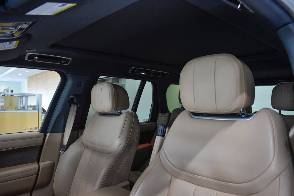 Used 2023 Land Rover Range Rover SE AWD/4WD image 2