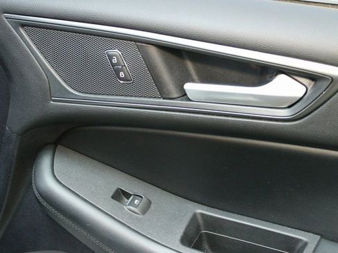 Used 2020 Ford Edge SE image 9