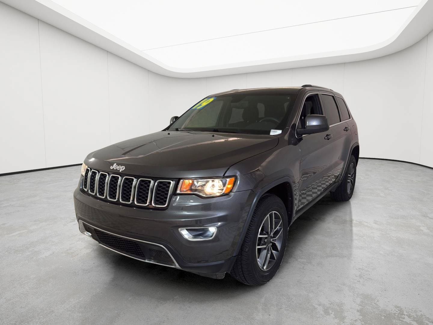 Used 2019 Jeep Grand Cherokee Laredo w/ 18" Wheel & 8.4" Radio Group AWD/4WD image 3
