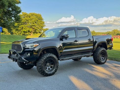 Used 2017 Toyota Tacoma TRD Off-Road w/ Tow Package (A/T) AWD/4WD image 10