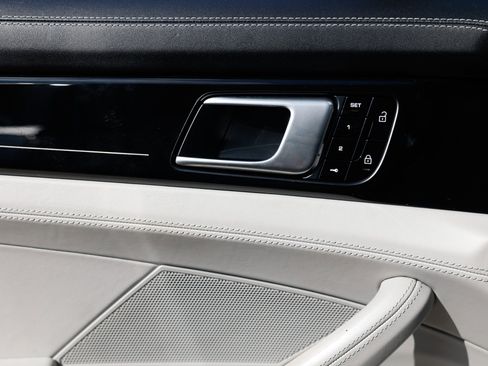 Used 2020 Porsche Panamera image 50