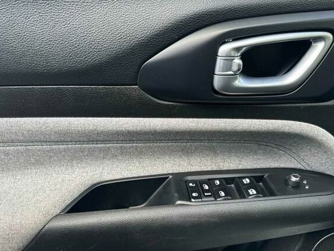 Used 2024 Jeep Compass Latitude image 8