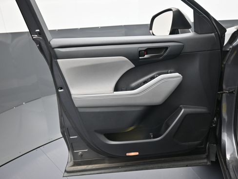 Used 2021 Toyota Highlander L image 16