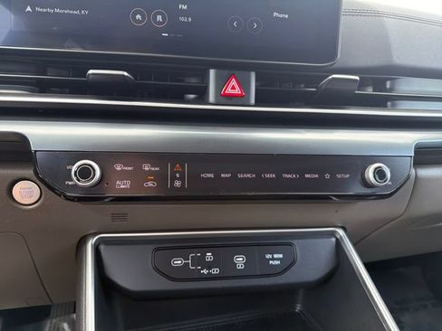 Used 2025 Kia Carnival FWD image 20