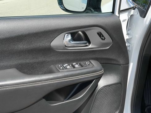Used 2025 Chrysler Pacifica Select FWD image 26