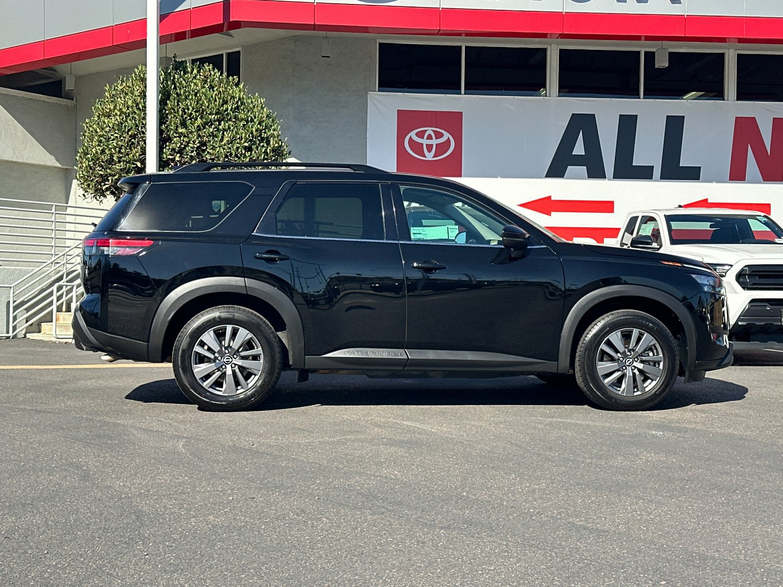 Used 2025 Nissan Pathfinder SV FWD image 6