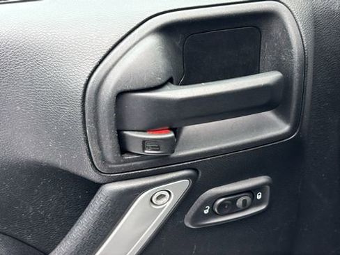 Used 2017 Jeep Wrangler Unlimited Sahara w/ Connectivity Group image 13