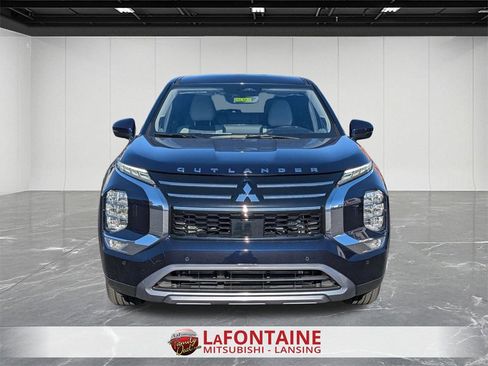 New 2025 Mitsubishi Outlander SE image 8