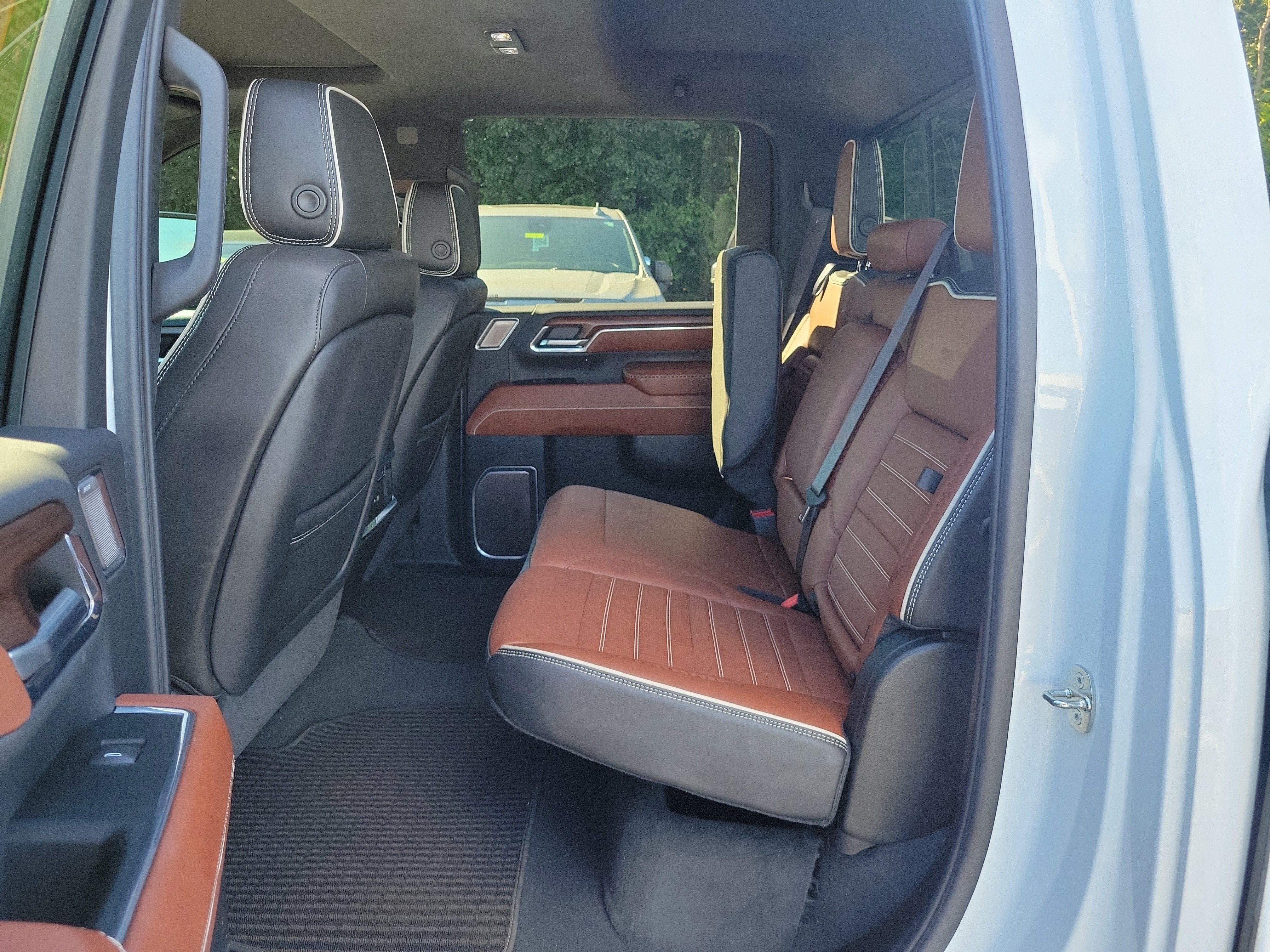 Used 2024 GMC Sierra 2500 Denali Ultimate AWD/4WD image 11