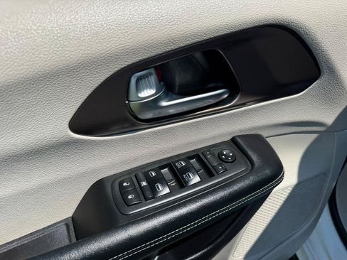 Used 2021 Chrysler Voyager Lxi FWD image 22