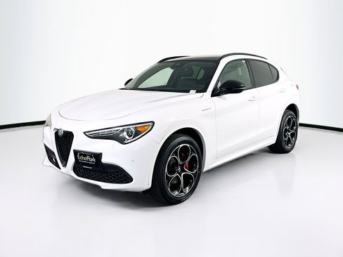 Used 2022 Alfa Romeo Stelvio Veloce image 3
