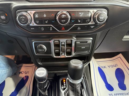Used 2022 Jeep Gladiator Sport image 18