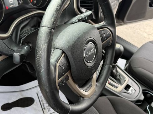 Used 2015 Jeep Cherokee Latitude AWD/4WD image 9