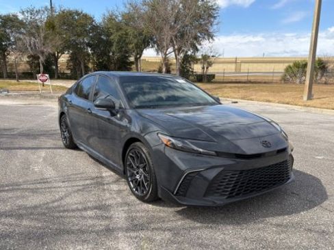 Used 2025 Toyota Camry SE w/ Convenience Package image 3