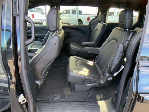 New 2026 Chrysler Pacifica Select AWD/4WD image 25
