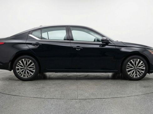 Used 2025 Nissan Altima 2.5 SV FWD image 11