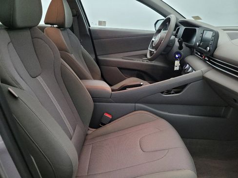 Used 2025 Hyundai Elantra SE image 21
