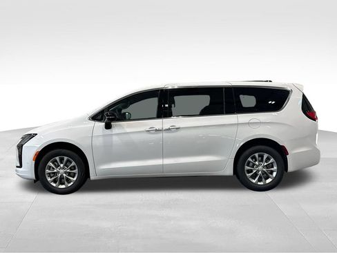 New 2027 Chrysler Pacifica Select AWD/4WD image 4