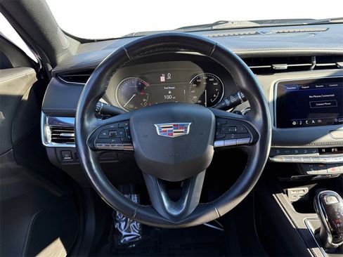 Used 2022 Cadillac XT4 Luxury w/ Cold Weather Package image 12