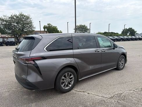 Certified 2023 Toyota Sienna XLE FWD image 15