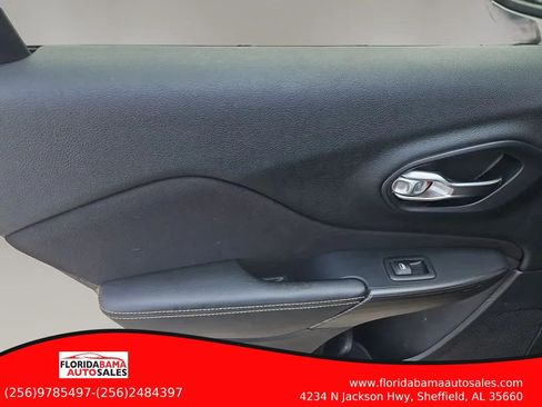 Used 2016 Jeep Cherokee Latitude w/ Safety/Convenience Group FWD image 9