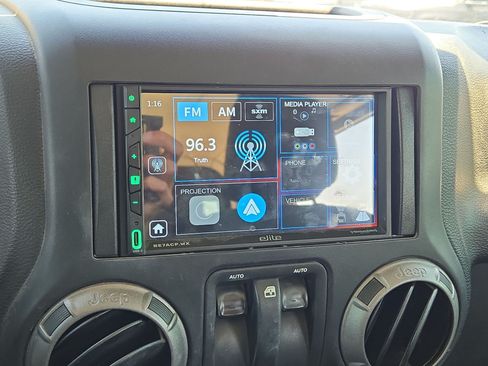 Used 2018 Jeep Wrangler Sport AWD/4WD image 19