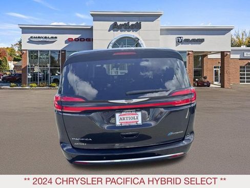Used 2024 Chrysler Pacifica Limited FWD image 6