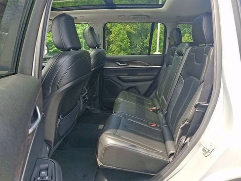 Used 2024 Jeep Grand Cherokee Limited AWD/4WD image 10